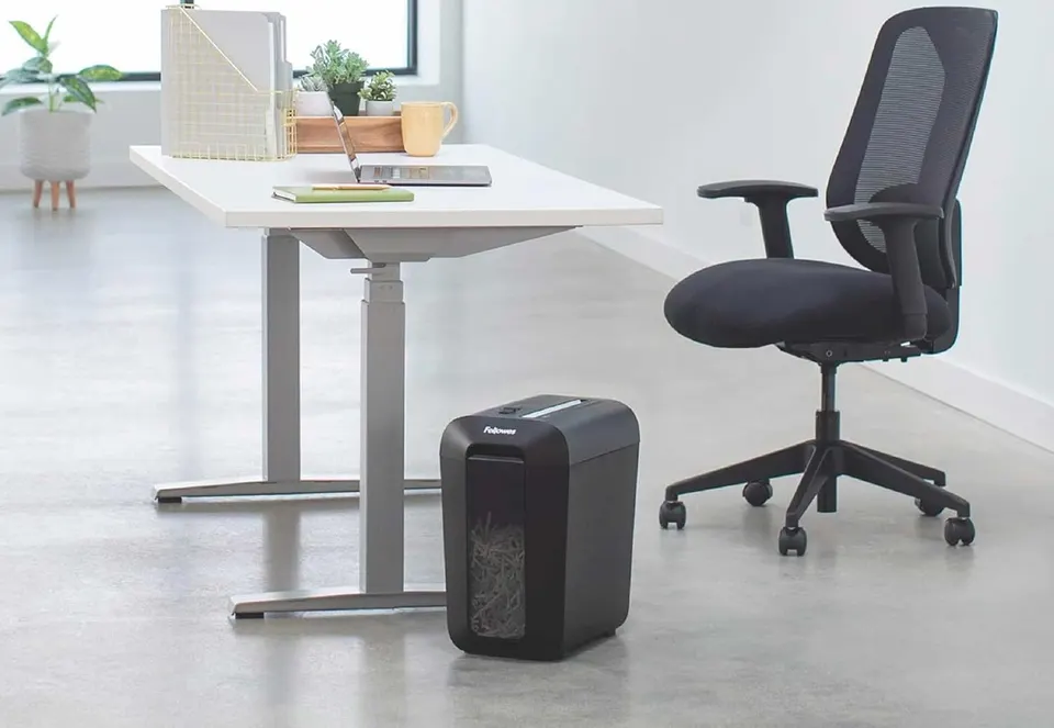 Шредер Fellowes Powershred LX65 (уровень секретности P-4), 10 листов, 22л, SafeSense. (5)